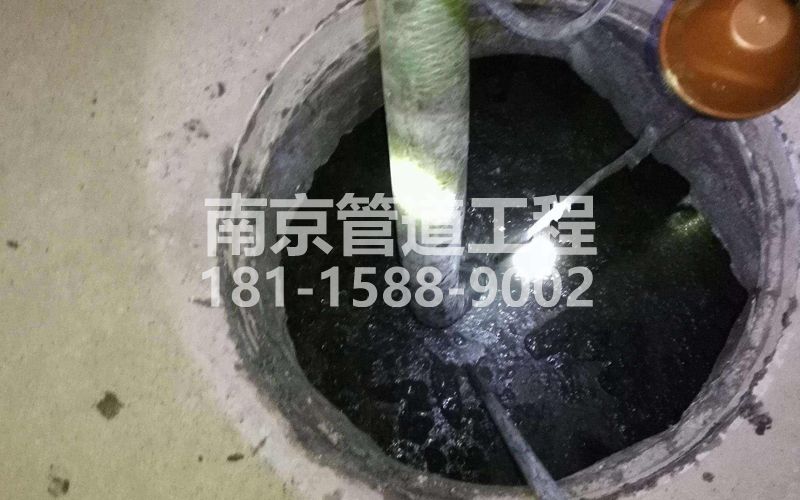 216马渡村清理化粪池