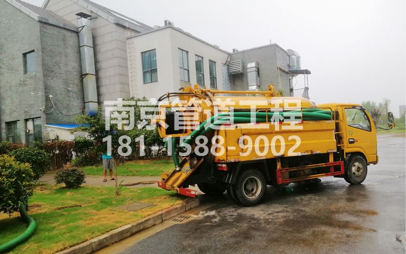 246马渡村小区化粪池清理