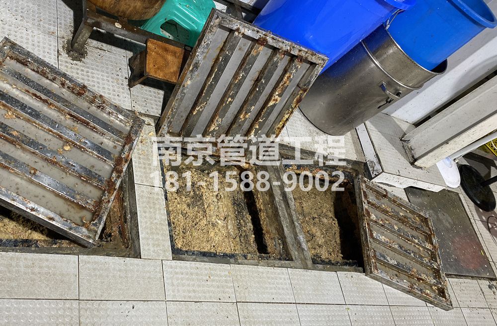 278马渡村城管中队食堂隔油池清理